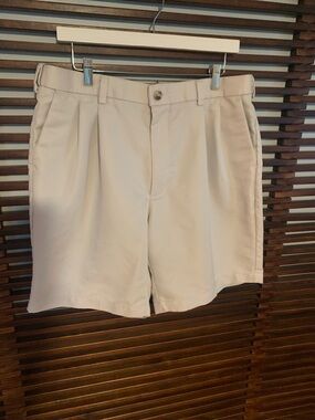 🎉NEW LISTING!🎉Roundtree & Yorke Men's Classic Pleated Tan Shorts